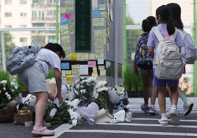 20일 오전 서초구 한 초등학교 앞에 추모 화환들이 놓여있다.ⓒ연합뉴스