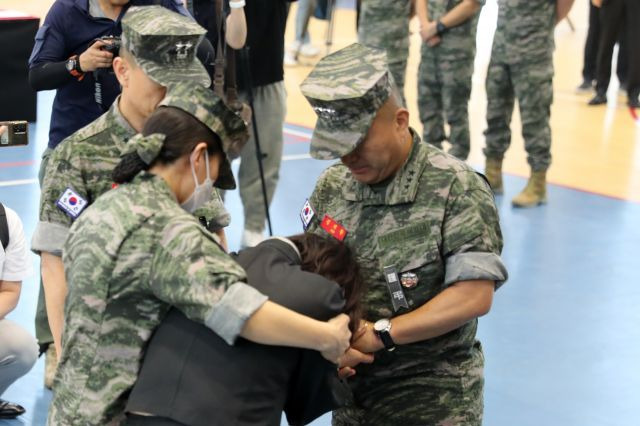 북 예천 실종자 수색에 투입됐다가 숨진 고 채수근 상병 분향소가 마련된 포항 해병대 1사단 내 김대식관에서 채 상병의 어머니가 김계환 해병대 사령관과 얘기하던 중 흐느끼고 있다.ⓒ연합뉴스