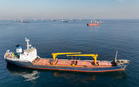 터키 보스포러스 해협을 통과중인 곡물선. 로이터 연합뉴스



he cargo ship Mehmet Bey waits to pass through the Bosphorus Strait off the shores of Yenikapi during a misty morning in Istanbul, Turkey, October 31, 2022. REUTERS/Mehmet Emin Calsikan