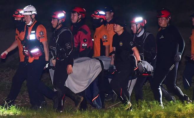 19일 오후 경북 예천군 호명면 고평교 인근에서 실종된 해병대 장병 시신이 인양돼 구급차로 향하고 있다. 뉴시스