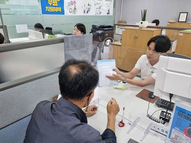 전남도가 고금리로 어려운 지역 소상공인 지원을 위해 전국 최초 추진한 '전남도 소상공인 특별 이자지원 금융권 상생협력 사업'이 소상공인들로부터 큰 호응을 얻고 있다.