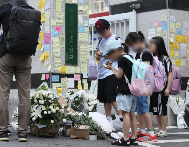 20일 오전 서울 서초구의 한 초등학교 정문에서 학생들이 추모 메시지를 적고 있다. 서울시교육청 등에 따르면, 지난 18일 오전 이 학교 1학년 담임인 A씨(23)가 학교에서 숨진채 발견됐다. 뉴스1