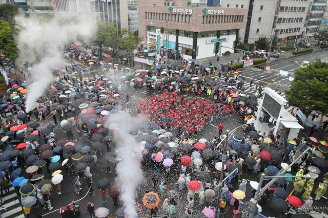 지난 6월 1일 '산업수도 ' 울산을 대표하는 울산공업탑 축제가 35년 만에 부활한 가운데 거리 퍼레이드가 열리고 있다. 울산시 제공