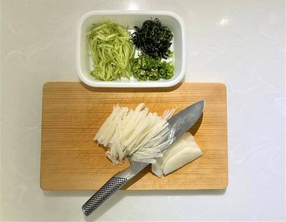 물회용 채소는 잘게 채썰어야 먹기 좋다. 사진 이정웅