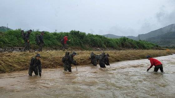 지난 18일 해병대신속기동부대 대원들이 집중호우로 실종자가 발생한 경북 예천군 감천면 벌방리 하천에 투입돼 실종자 수색을 하고 있다. 뉴스1