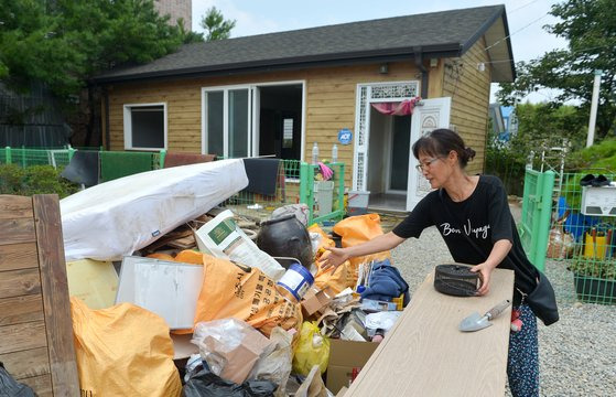 20일 충북 청주시 오송읍 궁평리에서 만난 주민 이신희씨가 침수된 주택에서 꺼낸 물건들을 정리하고 있다. 프리랜서 김성태