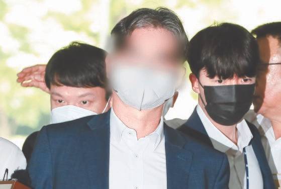 더불어민주당 전당대회 '돈봉투' 의혹의 핵심 피의자로 지목된 송영길 전 대표의 전직 보좌관 박용수 씨가 3일 서울 서초구 서울중앙지방법원에서 열린 구속 전 피의자심문(영장실질심사)에 출석하고 있다. 뉴스1