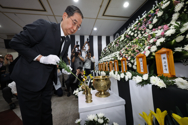 ▲ 한덕수 국무총리가 20일 오후 충북도청에 마련된 오송 지하차도 사고 희생자 합동분향소를 찾아 조문하고 있다. 연합뉴스