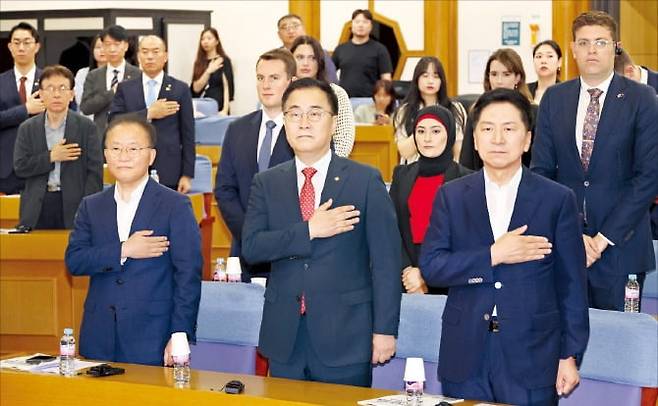 국민의힘 김기현 대표(오른쪽)와 윤재옥 원내대표(왼쪽), 최형두 의원(가운데)이 19일 국회에서 열린 ‘한·호주 경제·안보 협력 증대 방안 모색’ 토론회에서 국기에 경례하고 있다.  /연합뉴스