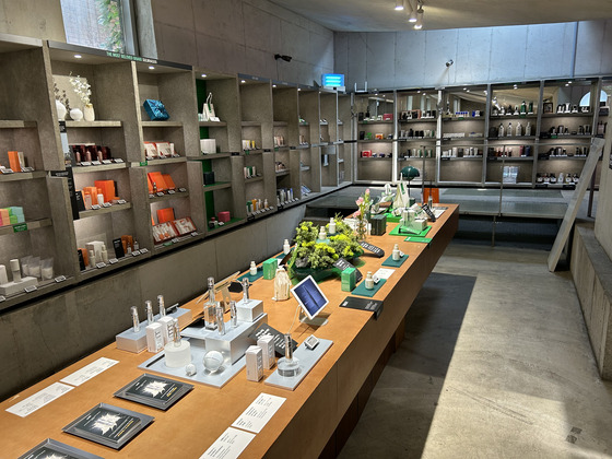 The Beauty Library inside Amore Seongsu in Seongdong District, eastern Seoul, is where visitors can test hundreds of Korean beauty products. [SHIN MIN-HEE]