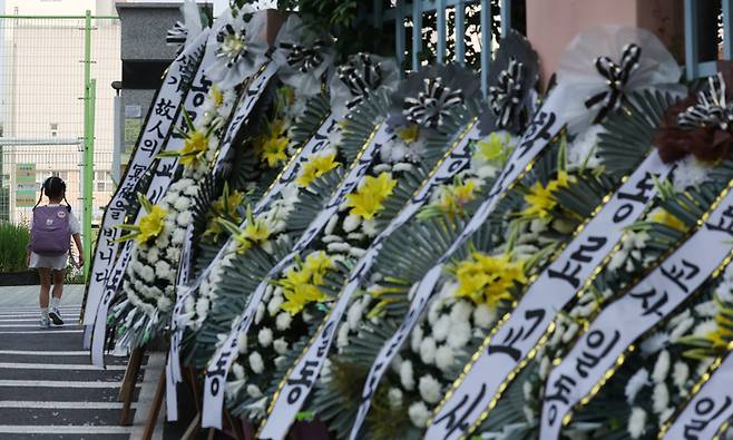 20일 오전 서초구 한 초등학교 앞에 추모 화환들이 가득 놓여 있다. / 사진 = 연합뉴스