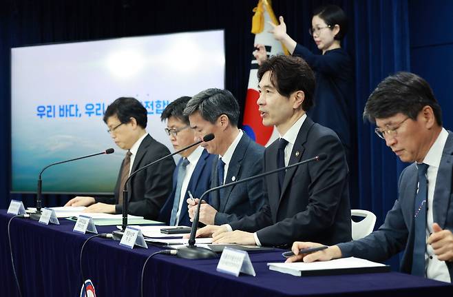 해수부 차관, 日오염수 브리핑 박성훈 해양수산부 차관(오른쪽)이 20일 정부서울청사에서 일본 후쿠시마 원전 오염수 방류와 관련해 일일 브리핑을 하고 있다. 연합뉴스