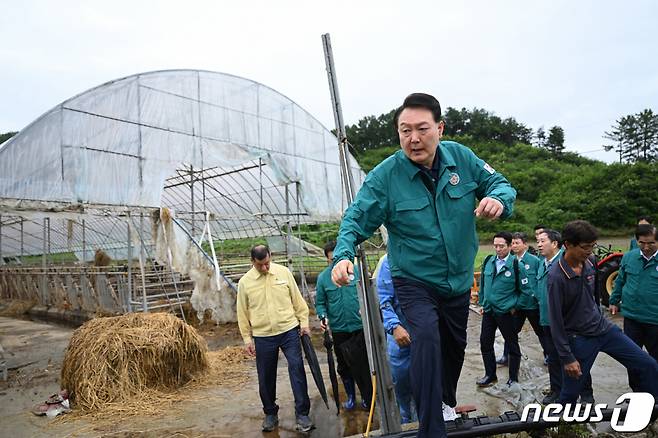 윤석열 대통령이 18일 오후 집중호우 피해를 입은 충남 공주 탄천면을 방문해 피해 상황을 살펴보고 있다. /사진=뉴스1(대통령실 제공)