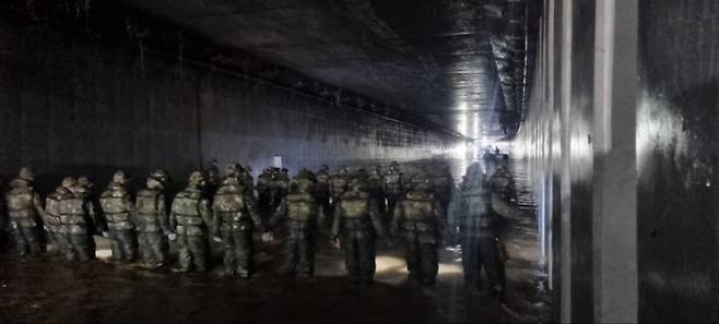 17일 새벽 충북 청주시 흥덕구 오송읍 궁평2지하차도에서 특전사 요원들이 수색 작전을 벌이고 있다. /사진 제공=육군