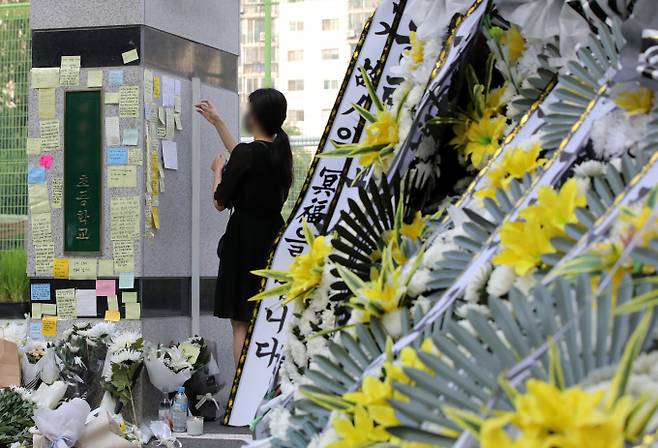 서울 서초구 한 초등학교 교내에서 20대 교사가 극단적 선택을 한 것과 관련해 해당 초등학교 교장이 사회관계망서비스(SNS)에 떠도는 이야기는 사실이 아니라며 입장문을 냈다. 사진은 20일 오전 서울 서초구의 한 초등학교 앞에서 한 교사가 추모메시지를 붙이는 모습. /사진=뉴스1