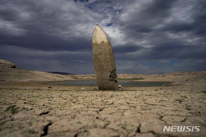 [ 볼더시티( 미 네바다주)=AP/뉴시스] 한발로 바닥이 드러난 콜로라도 강의 미드호에서 오랜 세월 전에 침몰했던 보트가 바닥에 꽂힌 채 2022년 6월 22일 모습을 드러냈다. 2023.07.20.