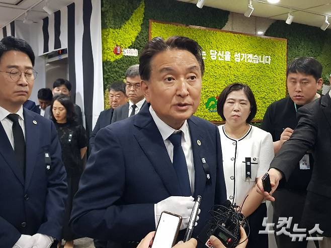 김영환 충북지사가 20일 오송 참사 합동분향소 조문을 마친 뒤 취재진의 질문에 답하고 있다. 김종현 기자