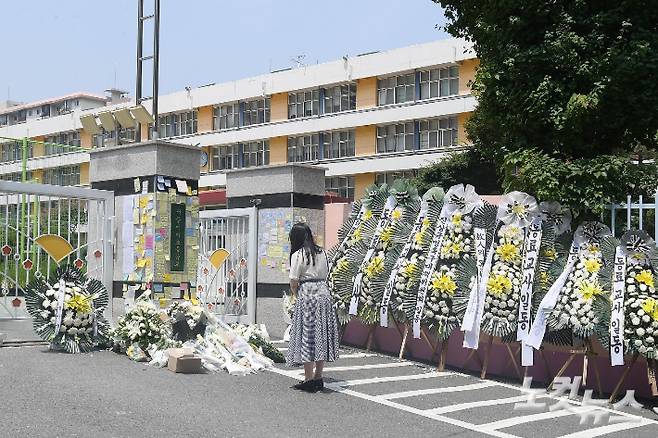 서울 서이초등학교 교사 A씨가 극단적 선택을 한 가운데 20일 서울 서초구 서이초등학교 앞에 한 시민이 고인을 추모하고 있다. 박종민 기자