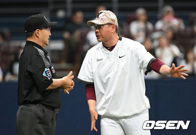 [OSEN=고척, 김성락 기자] 23일 오후 서울 구로구 고척스카이돔에서 ‘2023 신한은행 SOL KBO리그’ 키움 히어로즈와 두산 베어스의 경기가 열렸다.7회말 무사 만루 키움 임지열의 3루수 땅볼 때 1루로 주루하는 과정에서 두산 양의지의 송구가 몸에 맞았다. 원심은 정상, 비디오 판독결과 수비 방해로 판정. 키움 홍원기 감독이 임지열의 3피트 수비방해 판정 관련 강력하게 항의하고 있다. 2023.06.23 /ksl0919@osen.co.kr