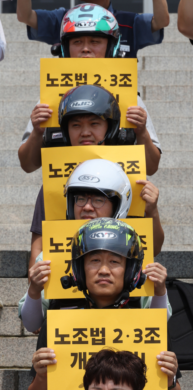 ▲노조법2·3조 개정 서비스산업 하청·간접·특수고용노동자 국회 기자회견이 20일 오전 서울 여의도 국회 본청 앞 계단에서 열리고 있다. ⓒ연합뉴스