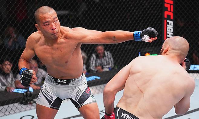 박준용이 16일 미국 네바다주 라스베이거스 UFC 에이펙스에서 열린 UFC 파이트나이트 대회에서 알베르트 두라예프를 향해 주먹을 뻗고 있다. UFC 제공