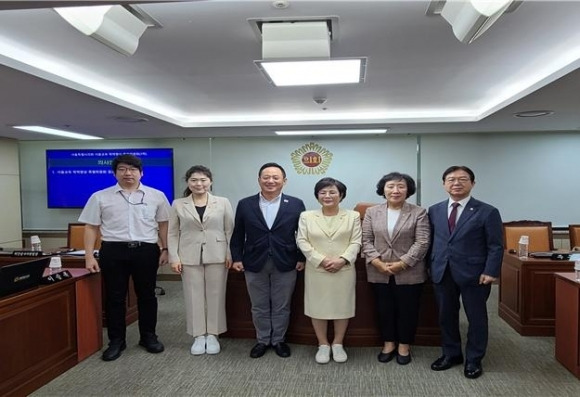 서울시의회 서울교육 학력향상 특별위원회 이경숙(오른쪽에서 세 번째) 위원장과 소속 위원들