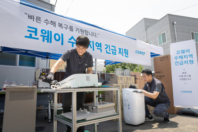 코웨이 직원이 충청남도 공주시 옥룡동에 긴급 지원 서비스 거점을 마련하고 침수 제품 점검 및 부품 교체 등을 진행하고 있다. 사진 제공=코웨이