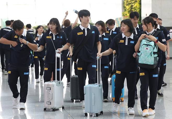 한국 수영 간판 황선우(강원도청)가 20일 오전 인천국제공항 제1터미널에서 일본 후쿠오카에서 열리는 2023 세계수영선수권대회에 출전하기 위해 출국하고 있다. 2023.7.20 연합뉴스