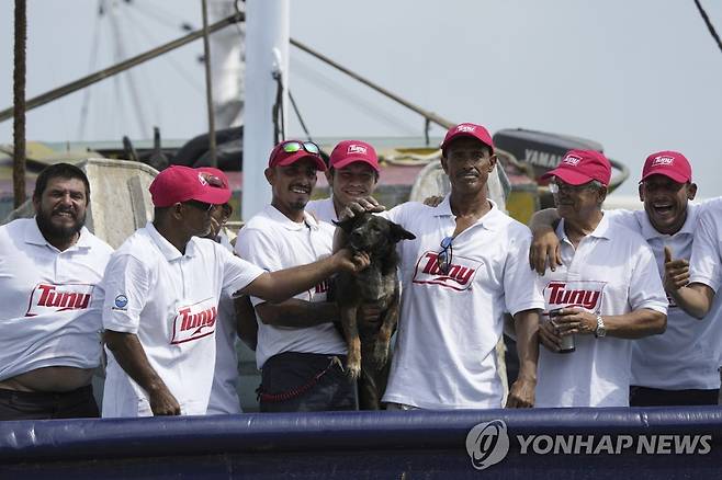 섀독을 구조한 멕시코 선원들과 벨라 [AP 연합뉴스 자료사진. 재판매 및 DB 금지]