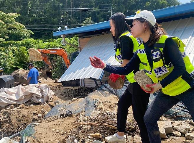 백산리 복구에 손보태는 중학생 곽하림 양 (예천=연합뉴스) 20일 오후 부산경찰서 광역수사대 천남숙 행정관이 딸 곽하림 양과 경북 예천군 효자면 백석리에서 복구 봉사 활동을 펼치고 있다. 천 행정관을 비롯한 부산경찰관들은 여름 휴가를 자진 반납하고 예천에서 복구에 힘을 보태고 있다. 2023.7.20 [부산경찰청 제공, 재판매 및 DB 금지] sunhyung@yna.co.kr