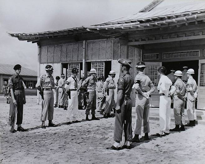 휴전협정 조인식장 바깥 모습  1953년 7월 미군이 촬영한 사진으로, 휴전협정 조인식 당시 모습을 담고 있다. [국사편찬위원회 제공. 재판매 및 DB 금지]