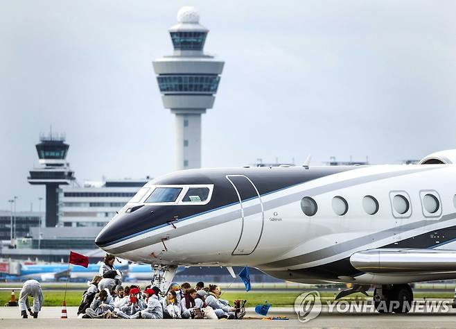 네덜란드 공항에 있는 전용기들 앞에서 시위를 벌이는 기후 활동가들 [EPA=연합뉴스 자료사진]
