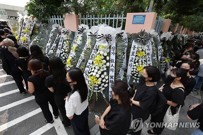 이어지는 추모 행렬 (서울=연합뉴스) 이지은 기자 = 20일 오후 신규교사가 극단적 선택을 한 서울 서초구 서이초등학교 앞 추모행사에서 추모객들이 줄을 서 있다. 2023.7.20 jieunlee@yna.co.kr