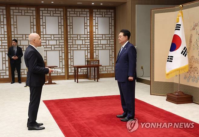 윤석열 대통령, 미켈로니 주한 산마리노 대사 신임장 제정 (서울=연합뉴스) 진성철 기자 = 윤석열 대통령이 20일 서울 용산 대통령실 청사에서 열린 주한 비상주대사 신임장 제정식에서 리노 미켈로니 주한 산마리노 대사로부터 신임장에 대한 보고를 받고 있다. 2023.7.20 zjin@yna.co.kr