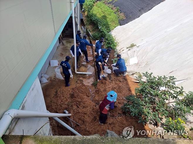 수해 복구 작업하는 전북 경찰들 (익산=연합뉴스) 20일 전북경찰청 소속 경찰관들이 집중호우로 피해를 본 익산시 성당면에서 복구 작업을 돕고 있다.
    경찰은 전날에 이어 이날도 경기 북부와 인천청 등 9개 기동대 600여명을 투입해 익산과 군산, 김제, 완주 등에서 피해 복구에 힘을 쏟고 있다. 2023.7.20 [전북경찰청 제공. 재판매 및 DB 금지] warm@yna.co.kr