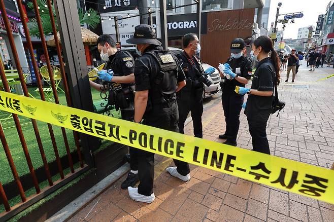 21일 오후 흉기난동 사건이 발생한 서울 관악구 신림역 4번 출구 인근에 폴리스라인이 설치돼 있다. 이날 이곳에서 괴한이 흉기를 휘둘러 1명이 숨지고 3명이 다쳐 병원으로 이송됐다.(사진=연합뉴스)