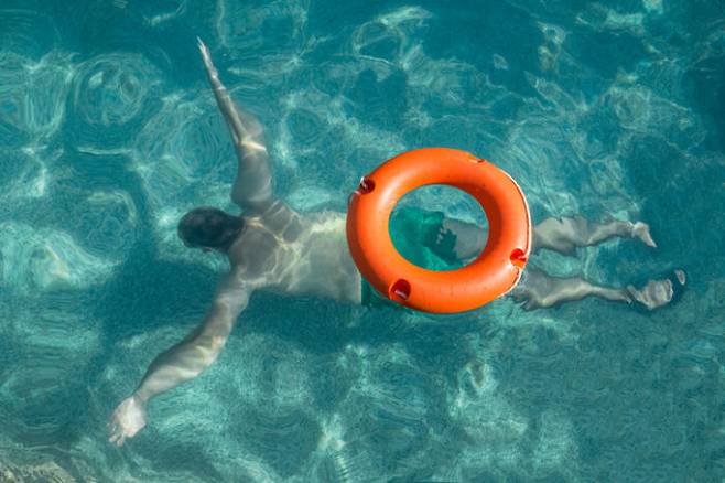 물 속에서 오래 숨 참는 위험한 놀이'를 하려는 이가 있다면 말리는 것이 좋겠다. [사진=게티이미지뱅크]