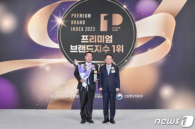 20일 서울 중구 소공동 롯데호텔 크리스탈볼룸에서 열린 '2023 프리미엄브랜드지수' 1위 인증 수여식에서 송은석 초록마을 개발총괄(왼쪽)과 강명수 한국표준협회 회장이 기념촬영을 하고 있다.(초록마을 제공)