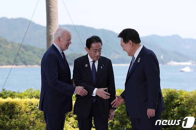 왼쪽부터 조 바이든 미국 대통령, 기시다 후미오 일본 총리, 윤석열 대통령. (대통령실 제공)