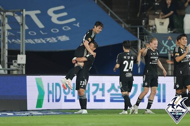 울산 이동경(가운데 위쪽).  제공 | 한국프로축구연맹