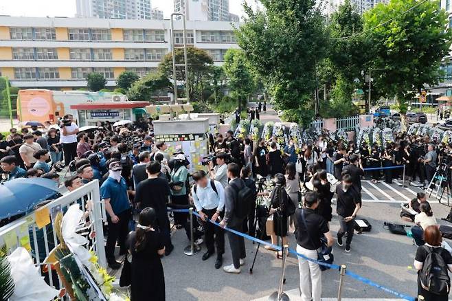 20일 오후 서울 서초구 서이초등학교 앞에서 추모 집회가 열리고 있다. [사진출처=연합뉴스]