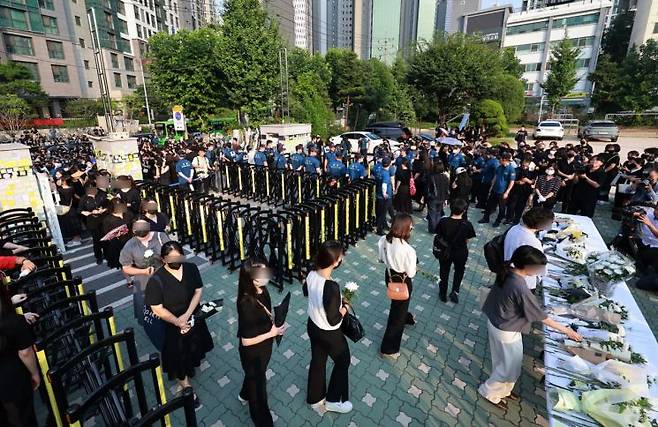 20일 오후 서울 서초구 서이초등학교에 마련된 임시 추모공간에서 추모객들이 고인이 된 교사 A씨를 추모하고 있다.  [사진출처=연합뉴스]