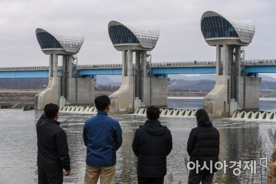 2017년 11월 13일 오후 충남 부여군 백제보에서 보의 수문을 개방해 물을 흘려보내고 있다. 정부는 4대강 보 처리방안 결정을 위한 모니터링 대상을 기존 6개 보에서 14개 보로  확대하고, 이 중 7개 보는 이날 단계적으로 최대 가능 수위까지 확대하는 절차에 돌입했다./강진형 기자aymsdream@