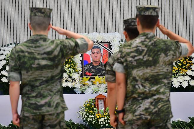 20일 오후 경북 포항시 해병대 1사단에 마련된 고 채수근 상병 빈소에서 해병들이 헌화와 분향을 한 후 경례하고 있다. /뉴스1