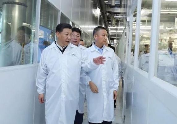 시진핑(왼쪽) 중국 국가주석이 지난 2018년 중국 우한에 있는 YMTC 공장을 둘러보고 있다./YMTC 제공