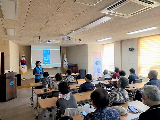 광주시보건소 대회의실에서 진행된 어르신 위한 맞춤형 스마트기기 관련 교육 현장.ⓒ광주시