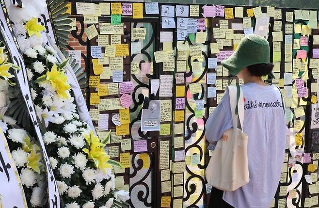 21일 오전 서울 서초구 서이초등학교 인근에 고인이 된 서이초등학교 담임교사 A씨 추모공간이 만들어져 있다.ⓒ연합뉴스