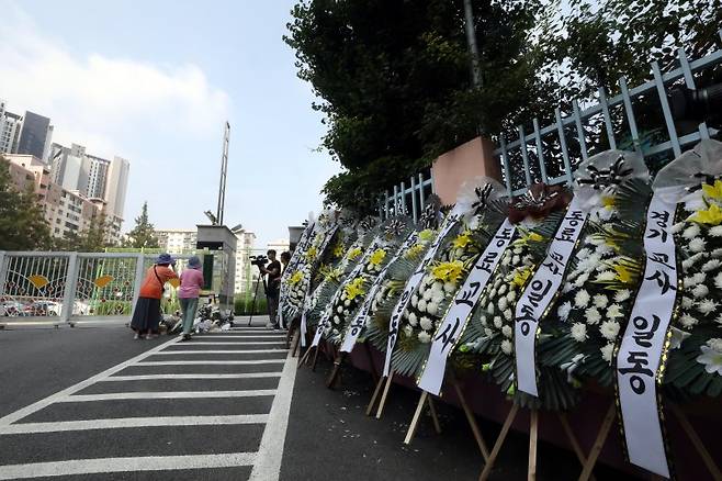 [서울=뉴시스] 조성봉 기자= 20일 오전 서울 서초구의 한 초등학교 앞에 근조 화환이 놓여져 있다. 서울시교육청과 교육계에 따르면 서울 서초구의 한 초등학교 담임 교사 A씨가 지난 19일 학교 안에서 숨진 채 발견됐다고 밝혔다. 2023.07.20. suncho21@newsis.com /사진=뉴시스