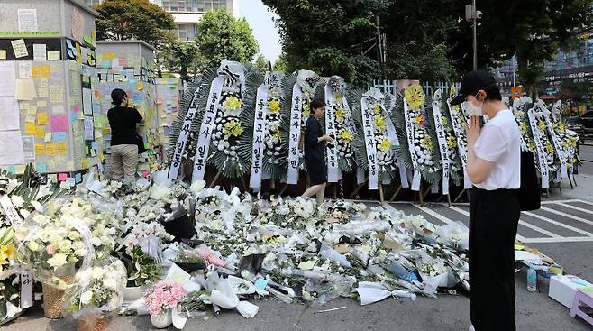 21일 서울 서초구 서이초등학교에 마련된 극단적 선택으로 세상을 떠난 교사의 추모공간에 시민들의 발길이 이어지고 있다. 정식 추모공간은 이날부터 23일까지 서울강남서초교육지원청에 마련된다. 뉴스1