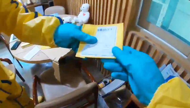 지난 20일 울산 동구의 한 장애인복지시설에서 독극물이 담긴 것으로 의심되는 소포가 발견돼 경찰과 소방당국이 조사에 나섰다. 울산소방본부 제공